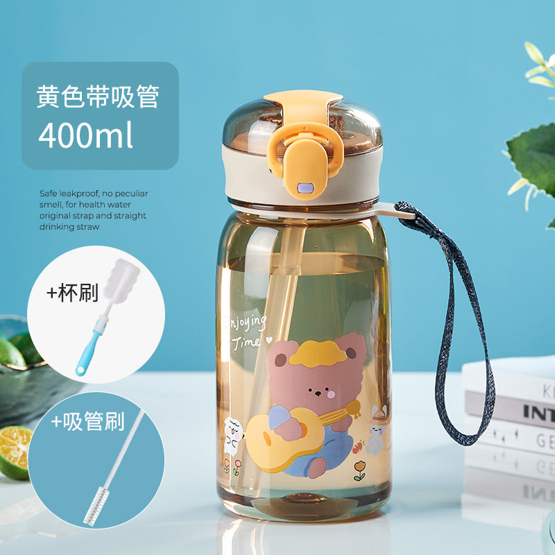 夏季卡通可爱小熊儿童塑料水杯 小学生便携提绳弹跳盖吸管杯 Summer Cute Cartoon Bear Children's Plastic Water Cup—Portable Strap, Bounce-Top, and Straw Cup for Elementary School Students