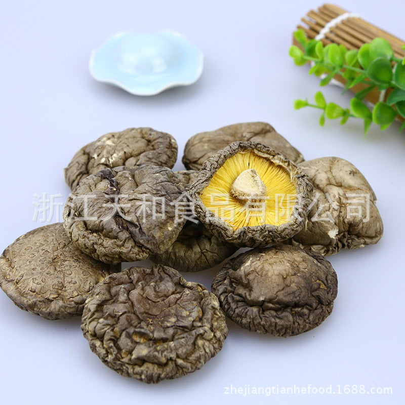 源头厂家供应香菇批发去柄香菇干食用菌干货土特产Direct from the manufacturer: wholesale shiitake mushrooms, stemmed dried shiitake mushrooms, dried edible fungi and local specialities