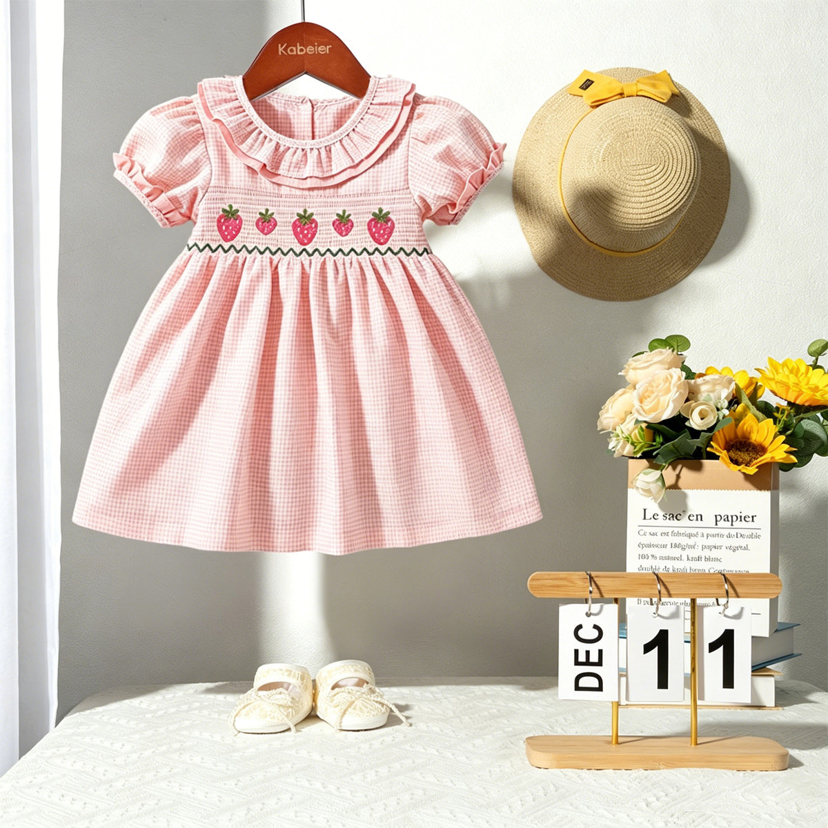 女童夏季打揽娃娃领草莓刺绣泡泡袖公主裙韩系格子连衣裙 Girls' Summer Dresses: Doll-Collar Strawberry-Embroidered Puff-Sleeve Princess Dress, Korean-Style Checkered Dress