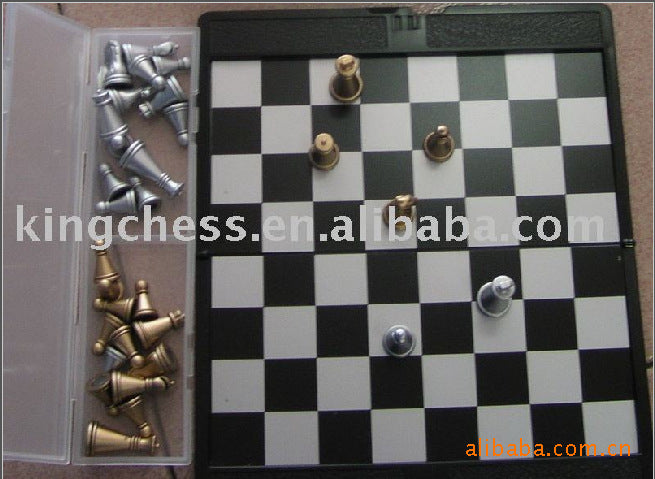 厂家供货迷你旅游国际象棋 折叠便携式国际象棋 塑料棋子国际象棋Manufacturer-supplied mini travel chess sets, foldable portable chess sets, plastic chess pieces