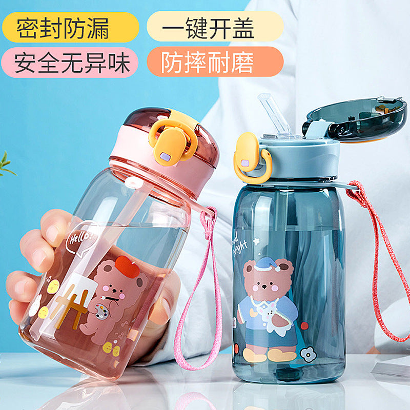 夏季卡通可爱小熊儿童塑料水杯 小学生便携提绳弹跳盖吸管杯 Summer Cute Cartoon Bear Children's Plastic Water Cup—Portable Strap, Bounce-Top, and Straw Cup for Elementary School Students
