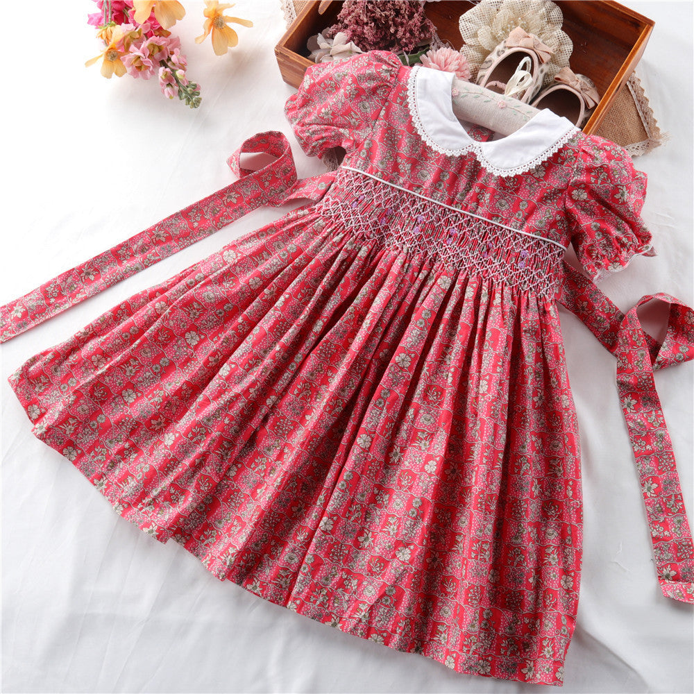 女童短袖连衣裙手工打揽刺绣碎花休闲复古红娃娃领裙Girls' Short-Sleeve Dress with Hand-Embroidered Floral Pattern, Casual Retro Style with a Red Peter Pan Collar
