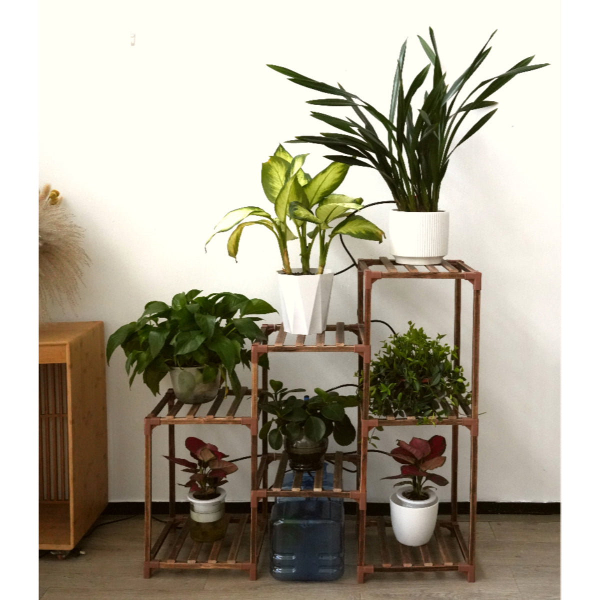室内滴灌花架实木置物架多层落地盆栽植物架客厅阳台多肉绿萝花盆Indoor drip irrigation plant stand, solid wood shelving unit, multi-tiered floor-standing plant stand for living rooms and balconies, suitable for succulents and pothos, plant pots