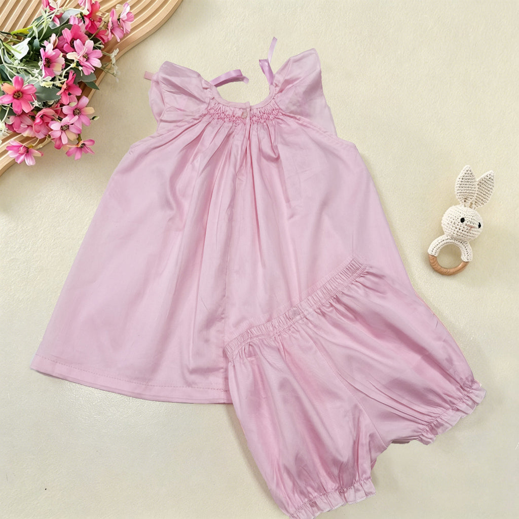 夏季女童飞袖手工打揽套装重工刺绣女宝宝花苞裤套装 Girls' Flare-Sleeve Hand-Knitted Set with Intricate Embroidery: Baby Girl's Flower Bud Pants Set