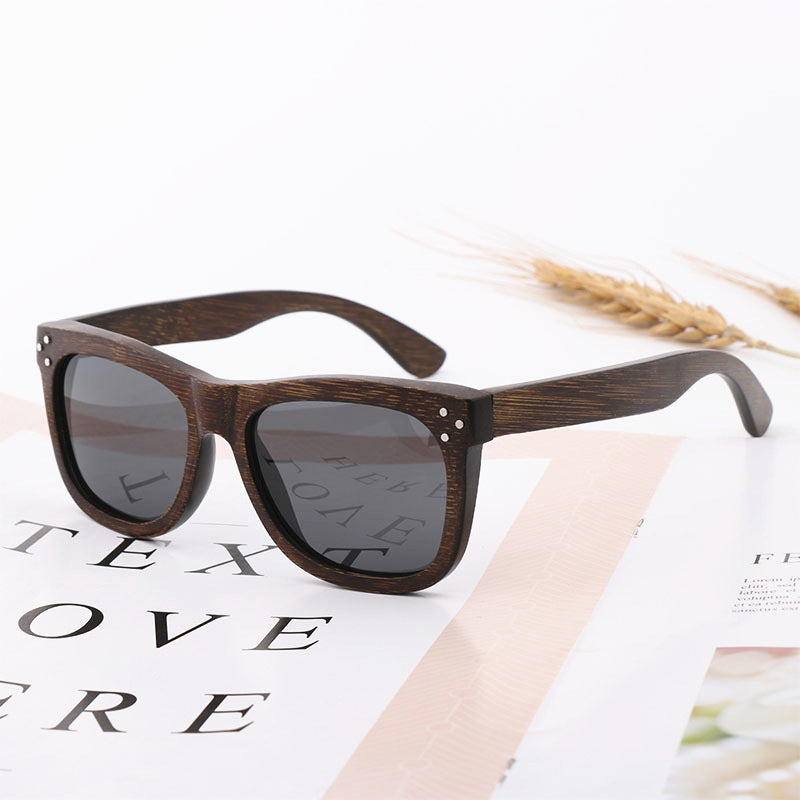 竹木框架太阳眼镜Bamboo and wood-framed sunglasses