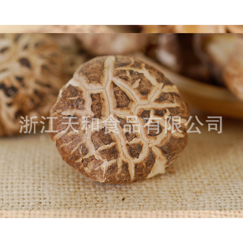 源头厂家供应原木白花冬菇 批发椴木干香菇 食用菌干货土特产Direct from the manufacturer: whole white-flowered winter mushrooms; wholesale dried shiitake mushrooms grown on linden wood; dried edible fungi and local specialities
