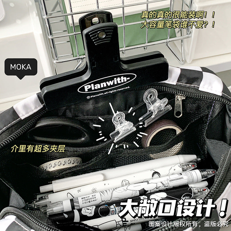 MOKA经典牛奶纹ins风黑白棋盘格笔袋大容量学生格子收纳袋铅笔盒MOKA Classic Milk-Patterned Instagram-Style Black-and-White Checkered Pencil Case—Large-Capacity Student Checkered Storage Pouch