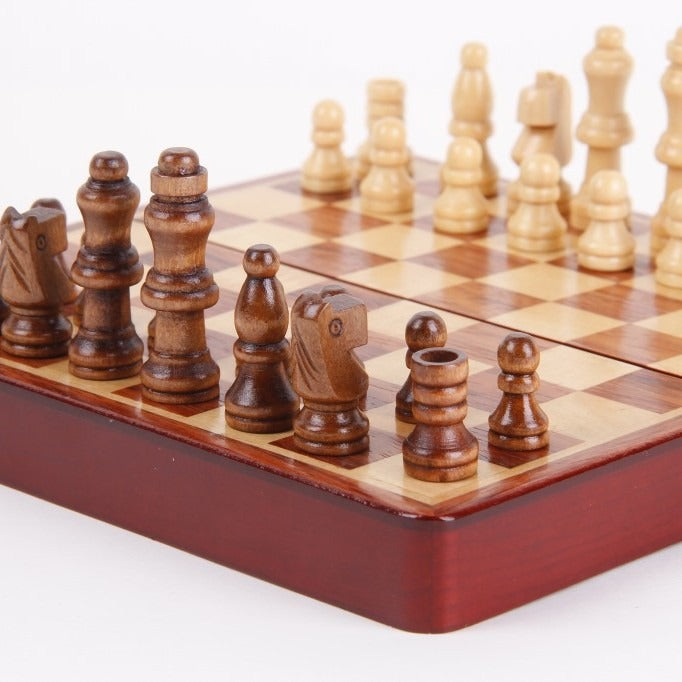 厂家直销盒式丝印国际象棋 EVA内衬木制棋子金属扣礼品国际象棋Factory-direct boxed screen-printed chess set with EVA lining, wooden pieces and metal clasps – gift-quality chess set