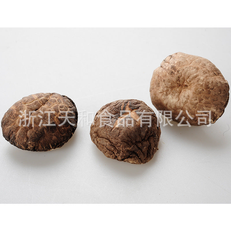 源头厂家供应原木冬菇厚菇 批发椴木香菇干 食用菌干货土特产Direct from the manufacturer: whole log-grown winter mushrooms and thick mushrooms; wholesale dried shiitake mushrooms grown on linden wood; dried edible fungi and local specialities