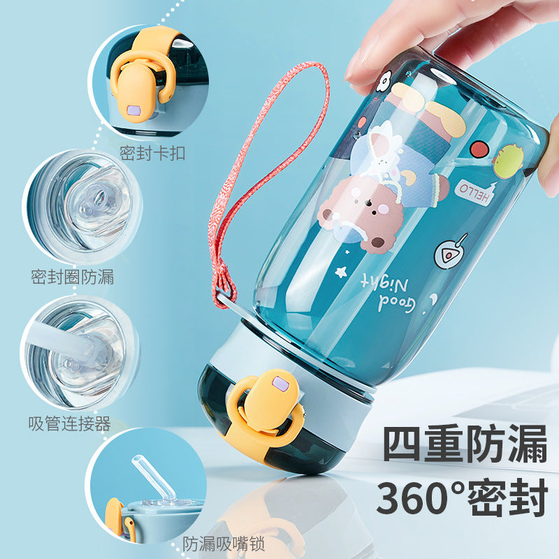夏季卡通可爱小熊儿童塑料水杯 小学生便携提绳弹跳盖吸管杯 Summer Cute Cartoon Bear Children's Plastic Water Cup—Portable Strap, Bounce-Top, and Straw Cup for Elementary School Students