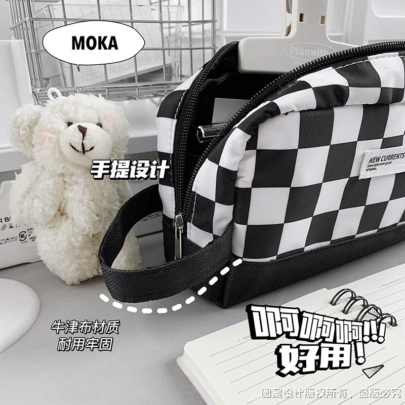 MOKA经典牛奶纹ins风黑白棋盘格笔袋大容量学生格子收纳袋铅笔盒MOKA Classic Milk-Patterned Instagram-Style Black-and-White Checkered Pencil Case—Large-Capacity Student Checkered Storage Pouch