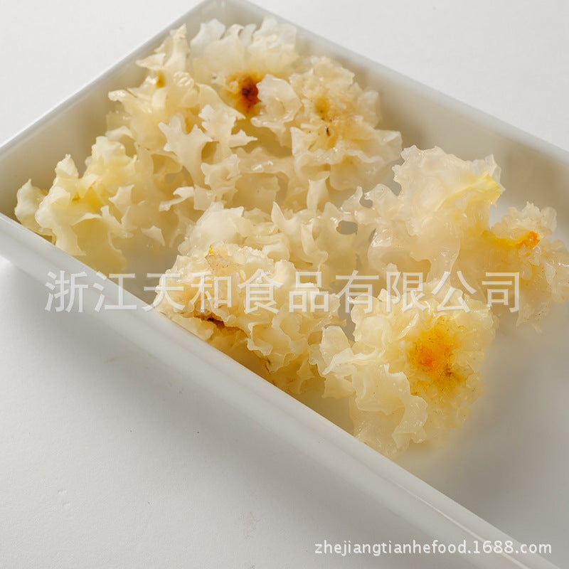源头厂家供应椴木银耳 批发原木白木耳 食用菌特产Direct from the manufacturer: linden wood silver ear mushrooms; wholesale log-grown white wood ear mushrooms; edible fungi specialities