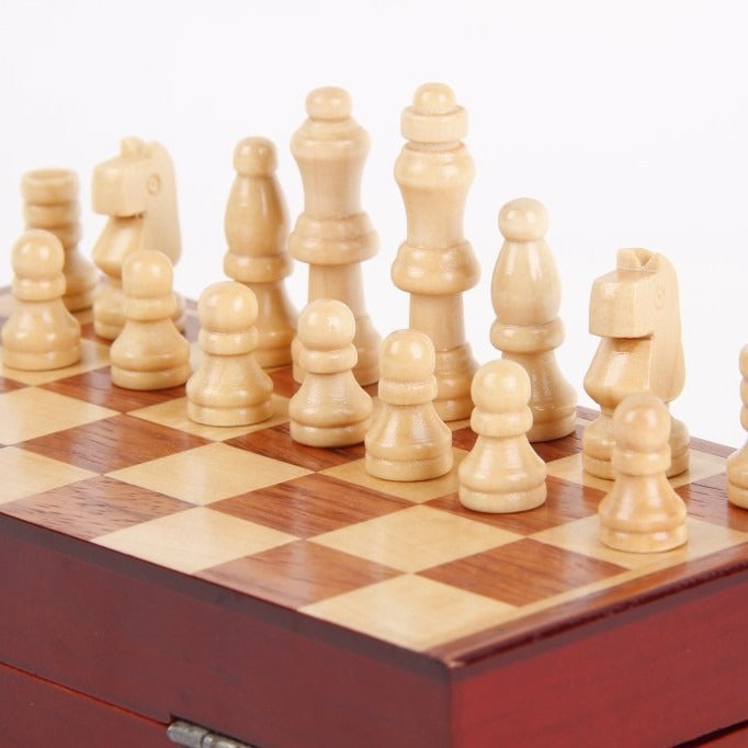 厂家直销盒式丝印国际象棋 EVA内衬木制棋子金属扣礼品国际象棋Factory-direct boxed screen-printed chess set with EVA lining, wooden pieces and metal clasps – gift-quality chess set