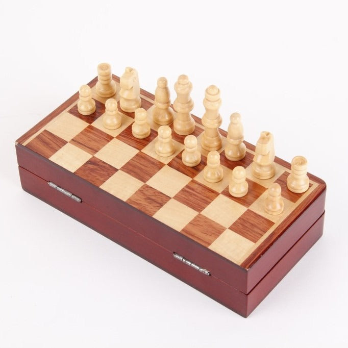 厂家直销盒式丝印国际象棋 EVA内衬木制棋子金属扣礼品国际象棋Factory-direct boxed screen-printed chess set with EVA lining, wooden pieces and metal clasps – gift-quality chess set