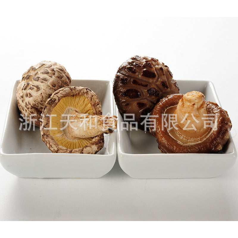 源头厂家供应原木白花冬菇 批发椴木干香菇 食用菌干货土特产Direct from the manufacturer: whole white-flowered winter mushrooms; wholesale dried shiitake mushrooms grown on linden wood; dried edible fungi and local specialities