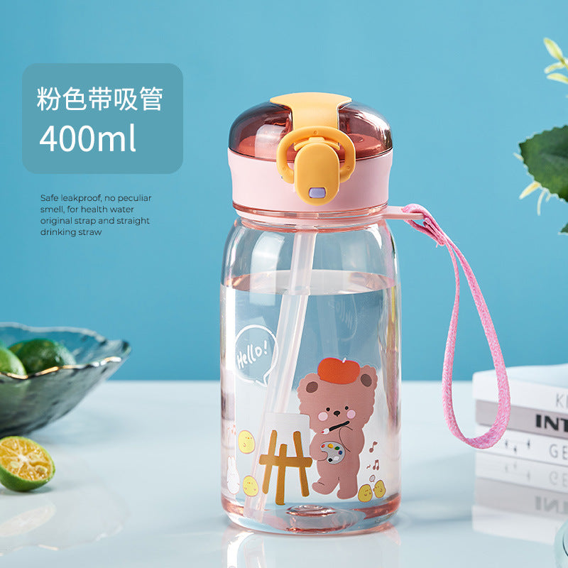 夏季卡通可爱小熊儿童塑料水杯 小学生便携提绳弹跳盖吸管杯 Summer Cute Cartoon Bear Children's Plastic Water Cup—Portable Strap, Bounce-Top, and Straw Cup for Elementary School Students