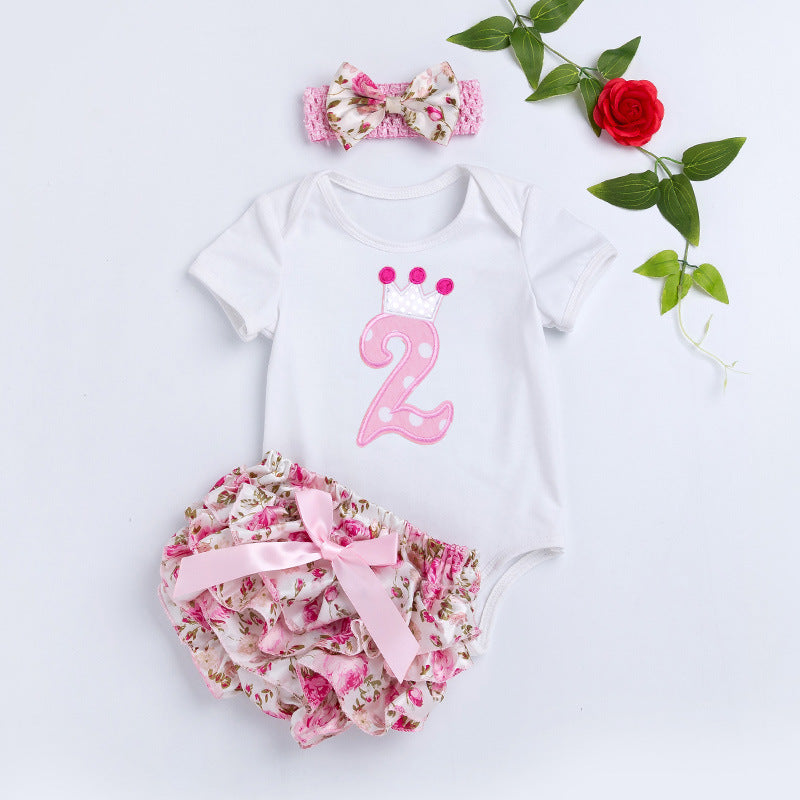 宝宝潮流时尚纯色卡通贴布绣1字周岁节日哈衣碎花PP短裤套装Trendy Baby Solid-Color Cartoon “1” First Birthday Floral Print Onesie and Shorts Set