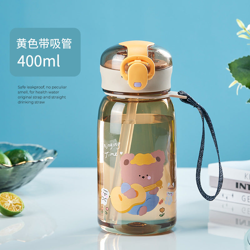 夏季卡通可爱小熊儿童塑料水杯 小学生便携提绳弹跳盖吸管杯 Summer Cute Cartoon Bear Children's Plastic Water Cup—Portable Strap, Bounce-Top, and Straw Cup for Elementary School Students